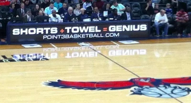  英超赛场现无人机抗议，呼吁放宽酒精销售限制  